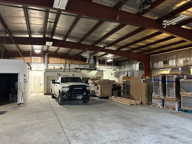 More Photos Of 555 29th St W, Charleston Service For Lease