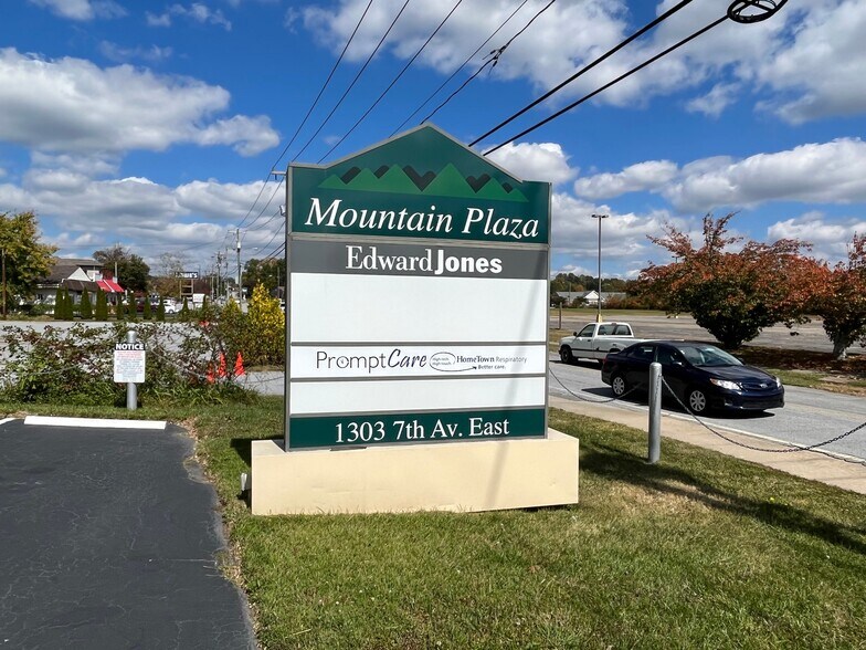 More Photos Of 1303 7th Ave E, Hendersonville Storefront Retail Office For Lease