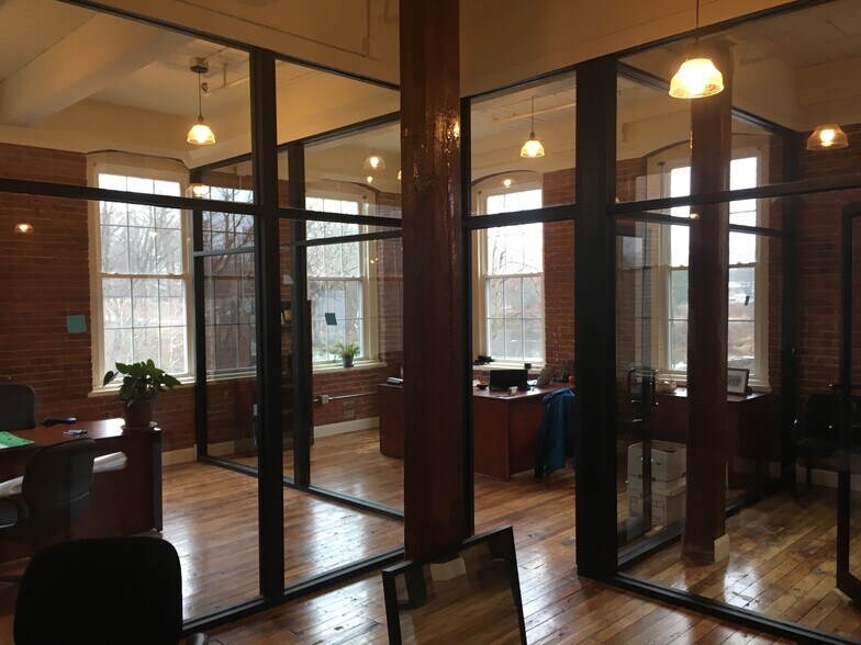 More Photos Of 296 Nonotuck St, Northampton Warehouse For Lease