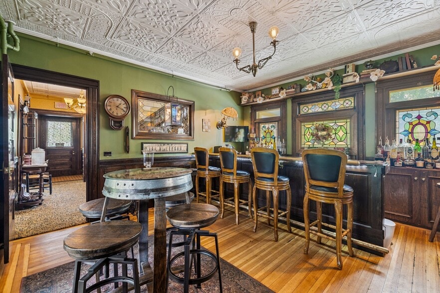 More Photos Of 41 Pleasant St, Woodstock Hospitality For Sale