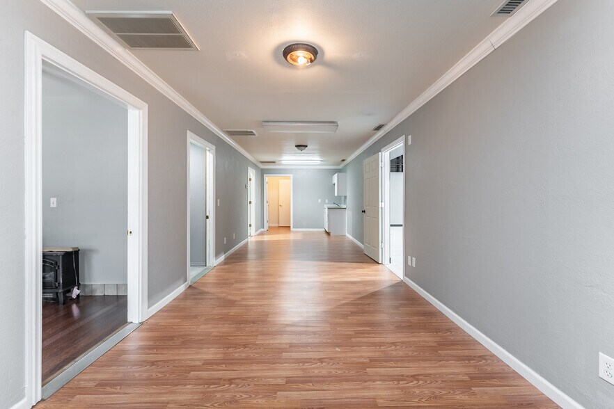More Photos Of 160 Oldham Dr, Bella Vista Light Distribution For Sale