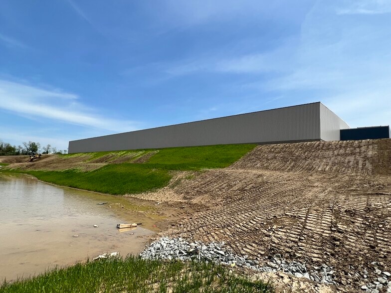 More Photos Of 5 Sandstone way, Dunbar Warehouse For Lease