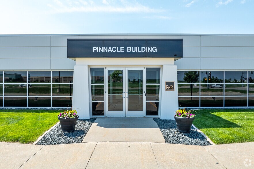 More Photos Of 12150 Meredith Dr, Urbandale Medical For Lease