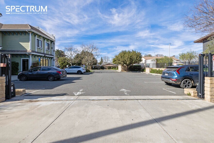 More Photos Of 22621 Lyons Ave, Santa Clarita Medical For Sale