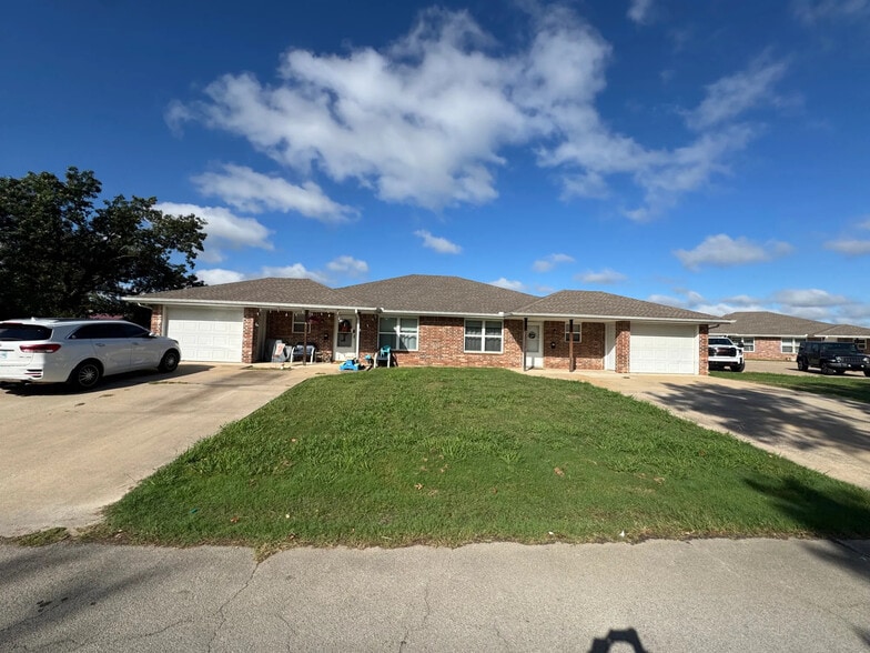 Primary Photo Of 101-124 S Cherokee Ave, Dewey Apartments For Sale