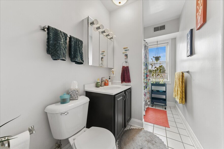 More Photos Of 1723 W Foster Ave, Chicago Multifamily For Sale