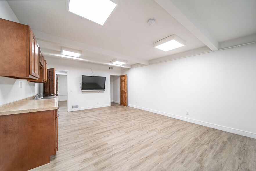 More Photos Of 1230 N Jefferson St, Anaheim Light Distribution For Sale