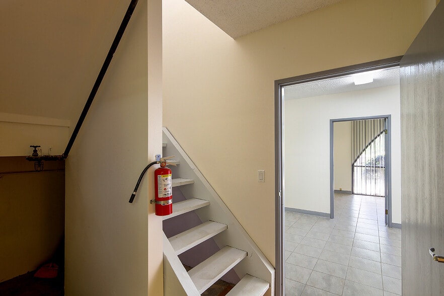 More Photos Of 158 W Pomona Ave, Monrovia Warehouse For Lease