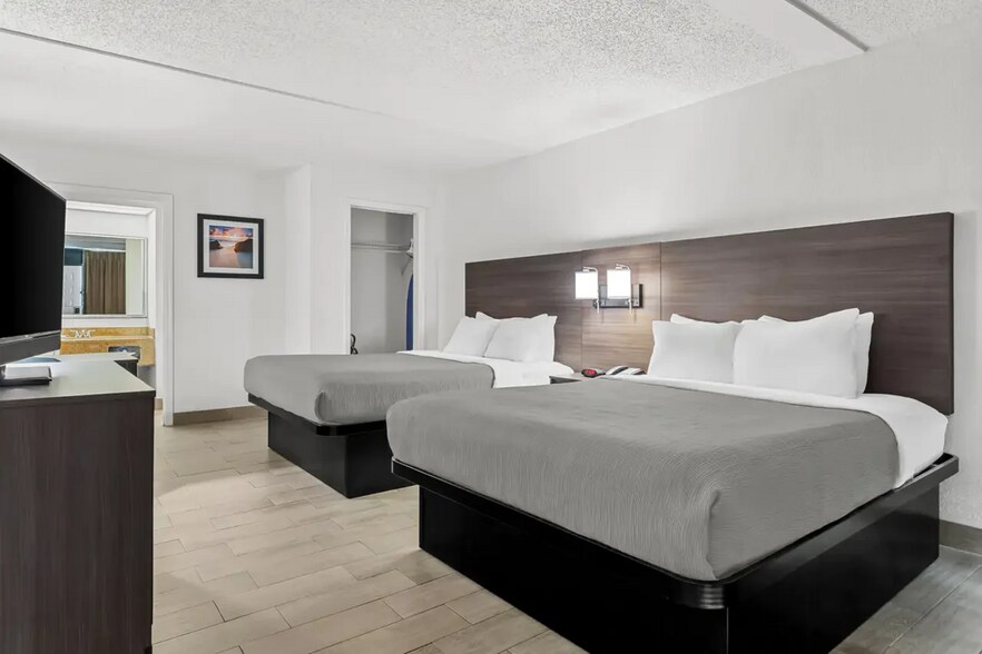 More Photos Of 1400 34th St N, Saint Petersburg Hotel For Sale