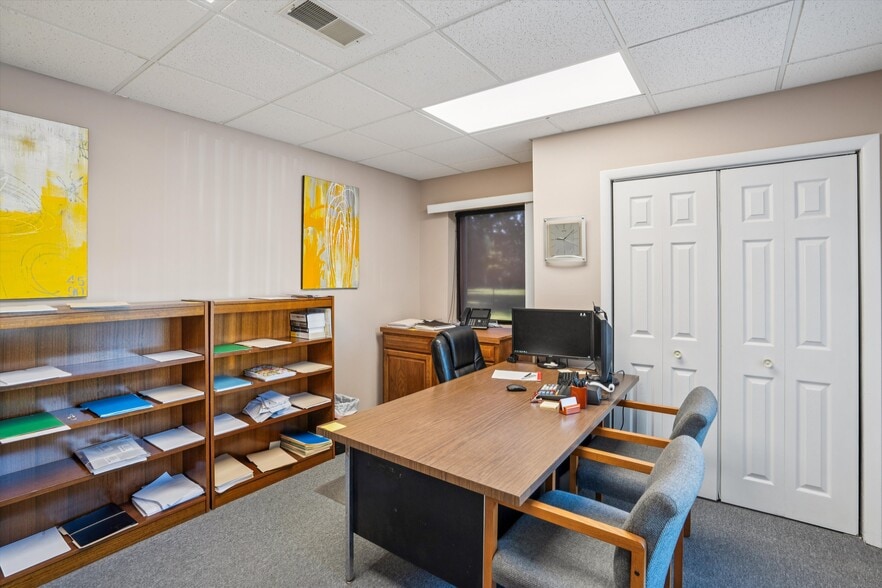 More Photos Of 2721 SW 30th St, Des Moines Office For Sale
