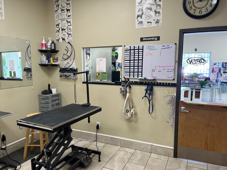 More Photos Of 1343 Lane Ave S, Jacksonville Veterinarian Kennel For Sale