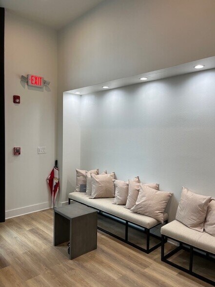 More Photos Of 1542 4TH St, Sarasota Storefront Retail Office For Lease