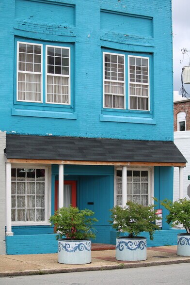 More Photos Of 106 W Anderson St, Selma Storefront Retail Residential For Sale