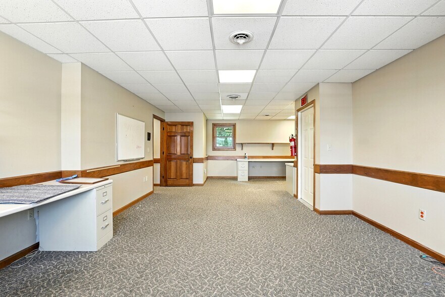 More Photos Of 40 S River Rd, Bedford Medical For Lease