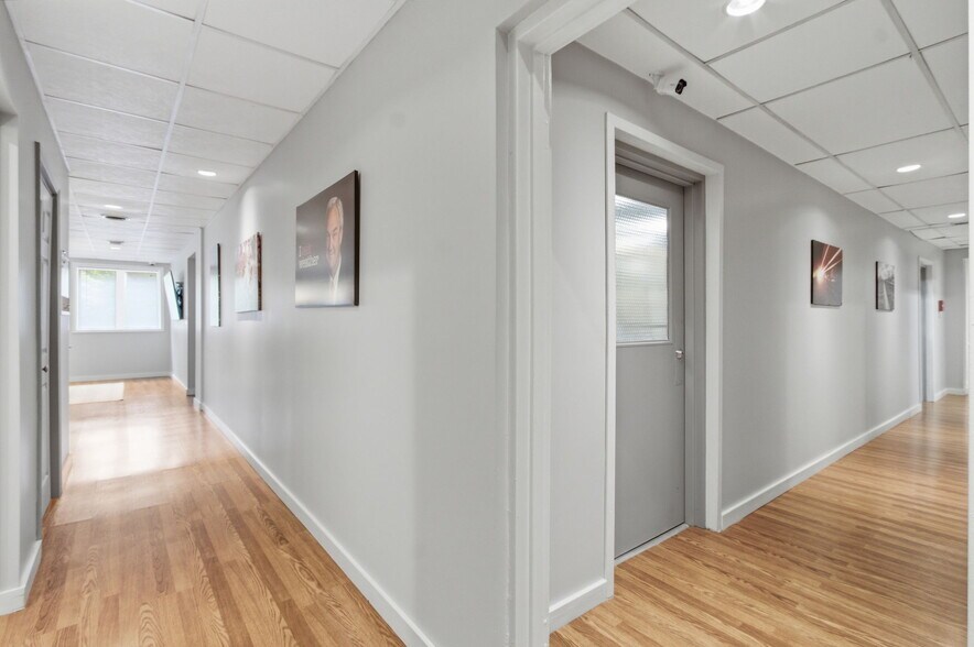 More Photos Of 7731 Traders Ln, Indianapolis Office For Sale