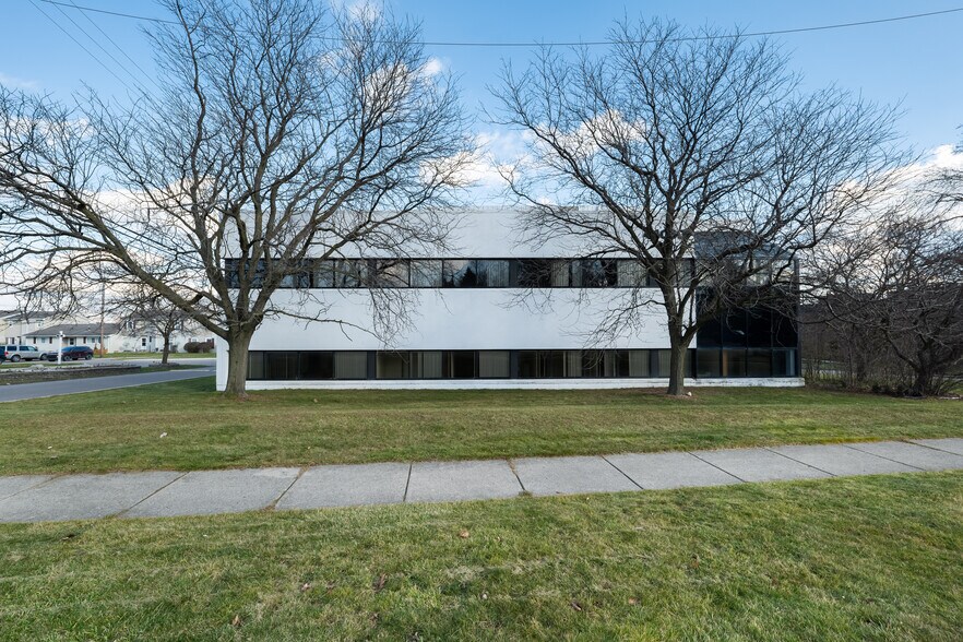 More Photos Of 44060 Woodward Ave, Bloomfield Hills Medical For Lease