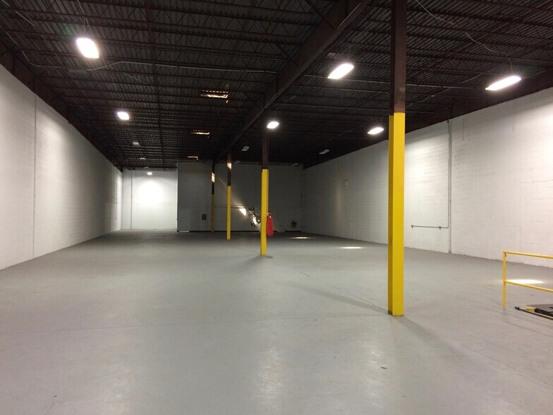 More Photos Of 2011-2031 NW 89th Pl, Miami Showroom For Lease