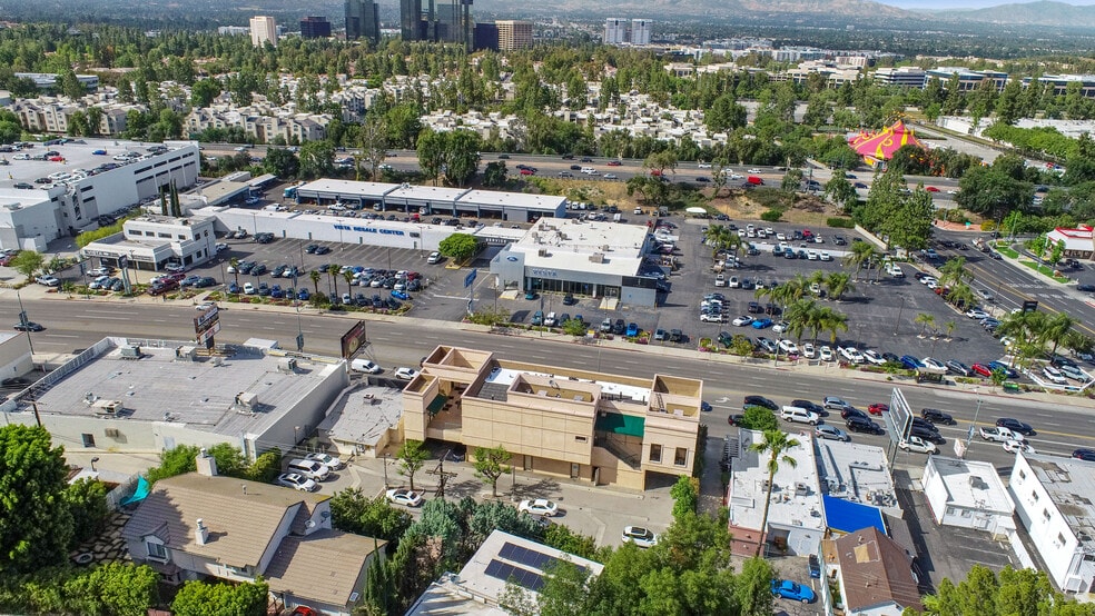 More Photos Of 21506 Ventura Blvd, Woodland Hills General Retail For Lease
