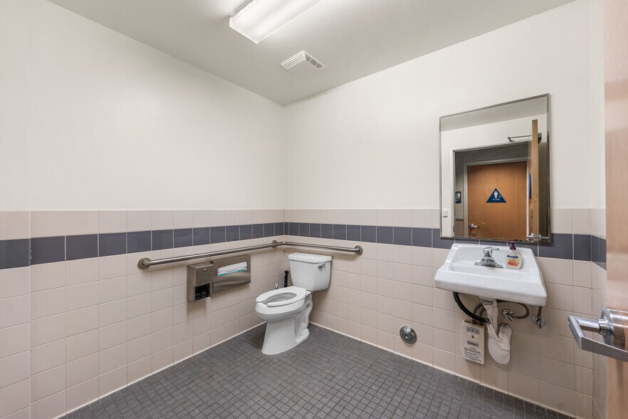 More Photos Of 514 Commerce Ave, Palmdale Medical For Sale