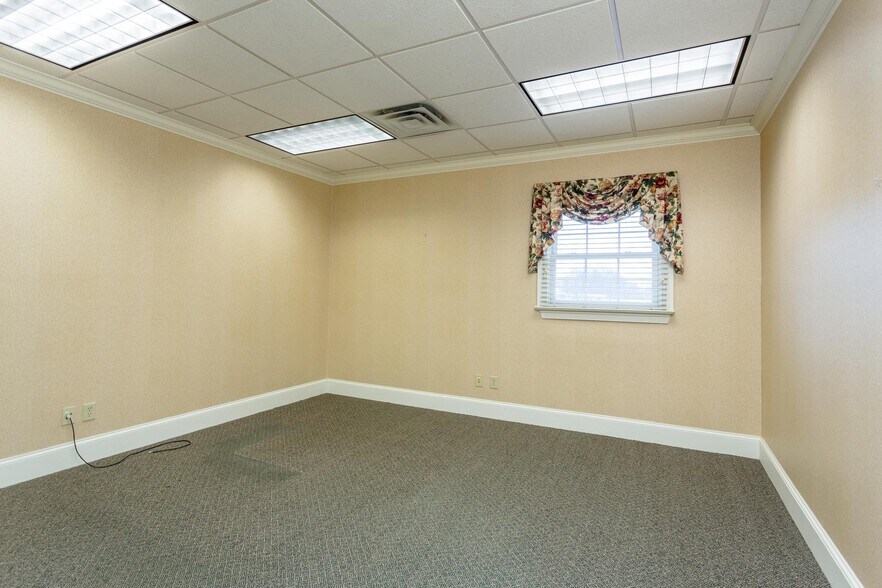 More Photos Of 9972 Spotswood Trl, Mcgaheysville Bank For Lease