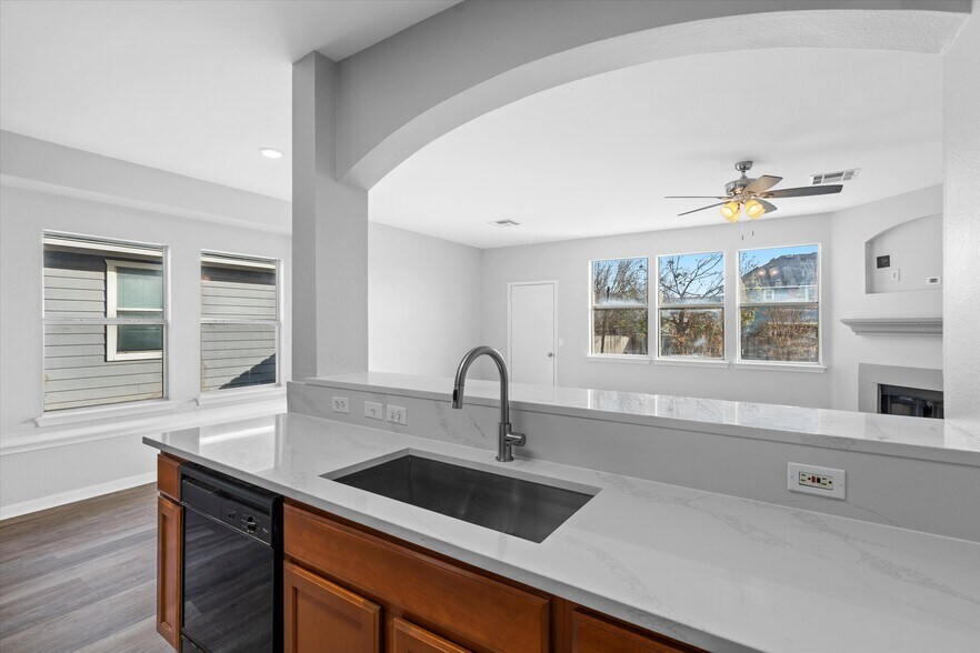 More Photos Of 113 Holmstrom St, Hutto Specialty For Sale