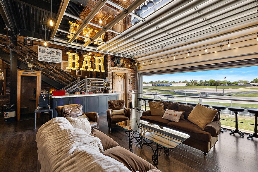 More Photos Of 148 Pit Ln, Pontiac Parking Garage For Sale