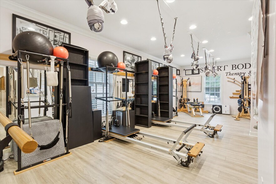 More Photos Of 5000 New Point Rd, Williamsburg Office For Sale