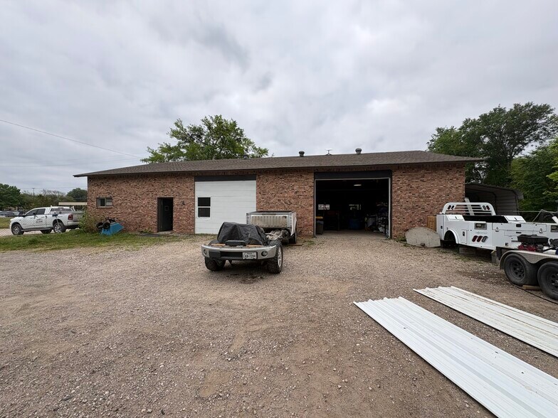 More Photos Of 300 Aspen ln, Van Light Distribution For Lease