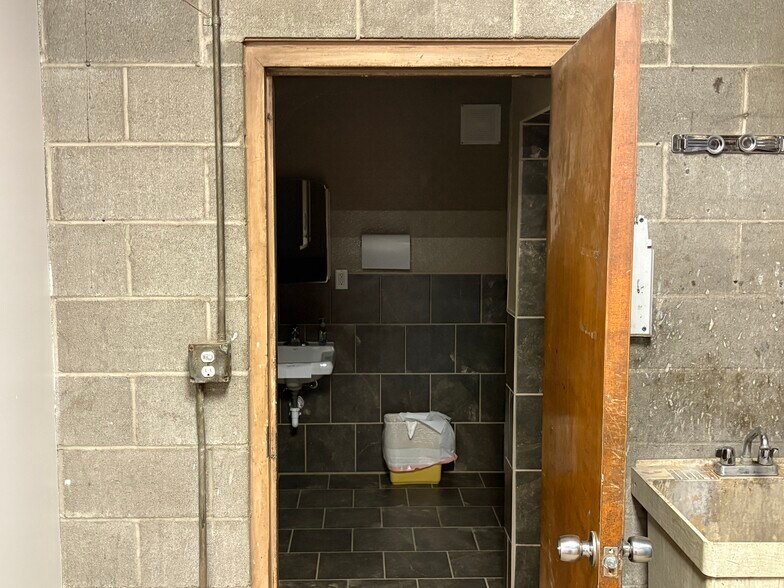 More Photos Of 1359 E Hanthorn Rd, Lima Light Distribution For Lease