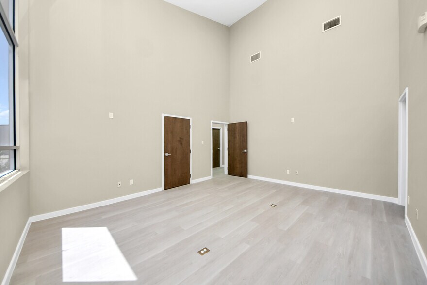 More Photos Of 1563 Live Oak St, Webster Office For Sale