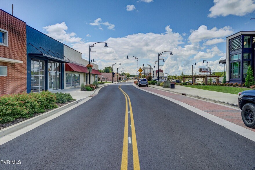 More Photos Of 331 W Walnut St, Johnson City Flex For Sale