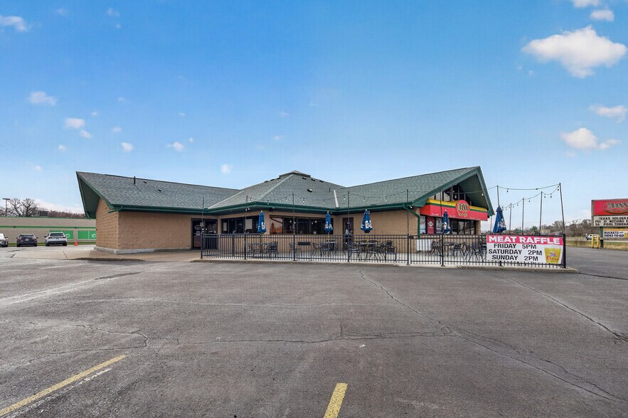 More Photos Of 17646 NE Central Ave, Ham Lake Restaurant For Sale