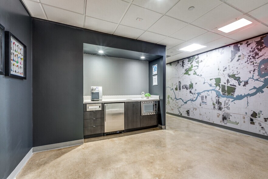 More Photos Of 7324 Southwest Fwy, Houston Office For Lease