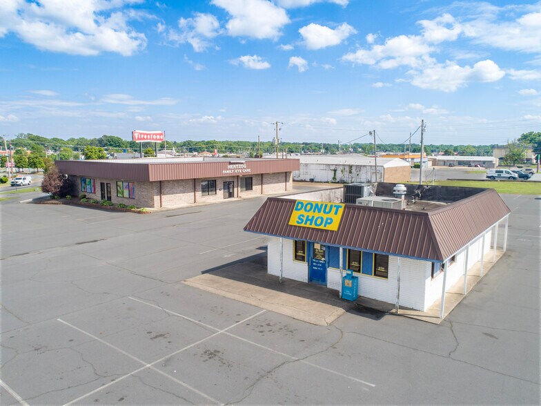 More Photos Of 1010 W Main St, Jacksonville Health Club For Sale