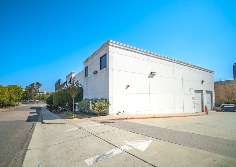More Photos Of 307 E Carmel St, San Marcos Showroom For Lease