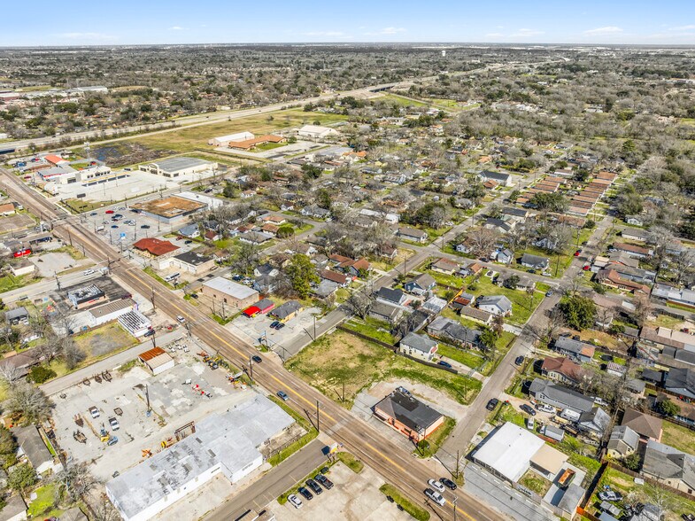 More Photos Of 1812 N Main St, Baytown Storefront For Lease