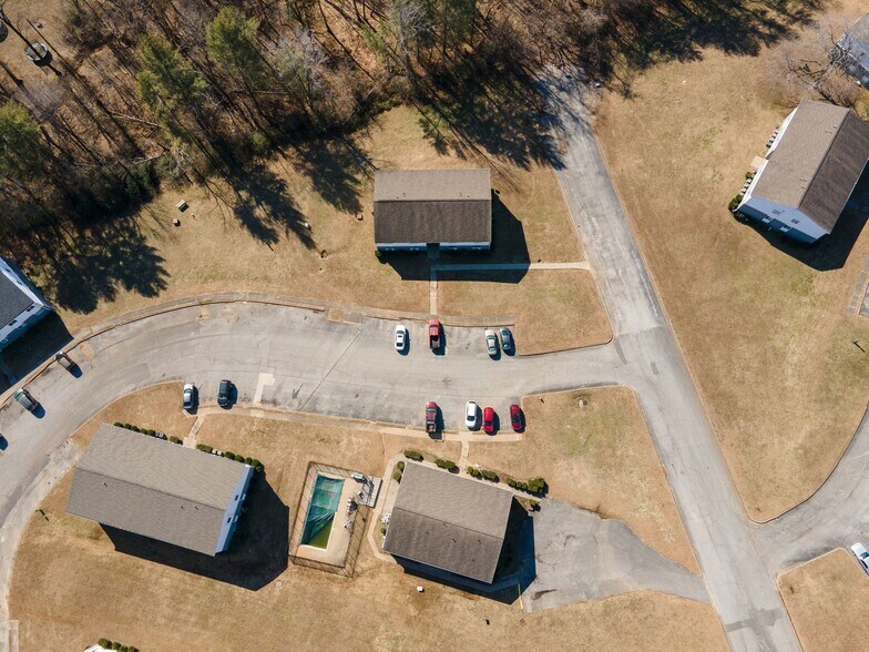 More Photos Of 1351 Avondale Dr, Clarksville Apartments For Sale