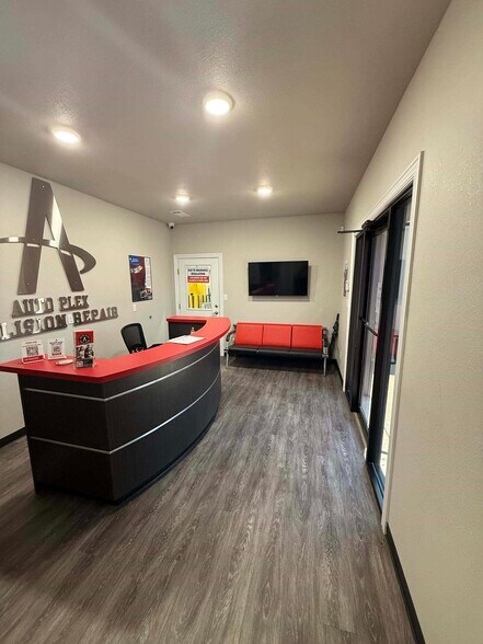 More Photos Of 1705 W Walnut St, Paris Industrial For Lease