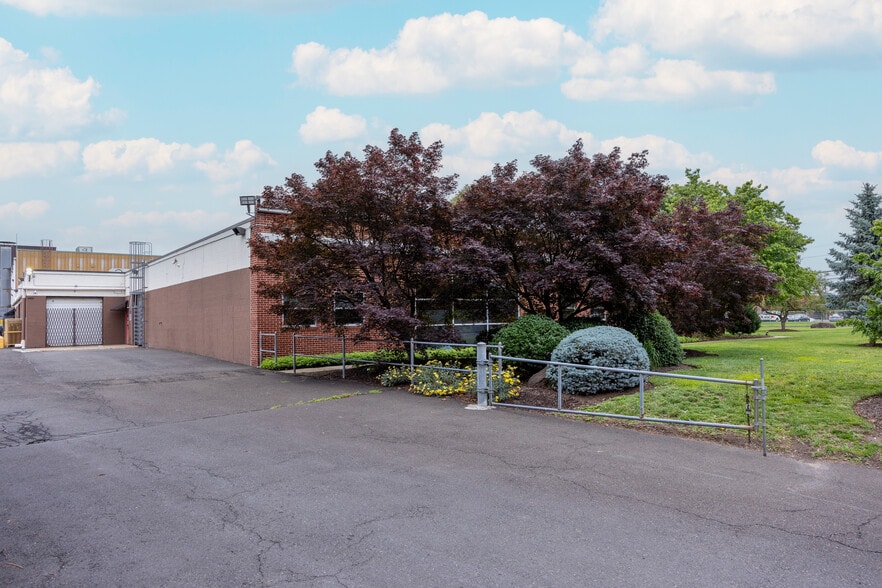 More Photos Of 99 Newbold Rd, Fairless Hills Warehouse For Lease