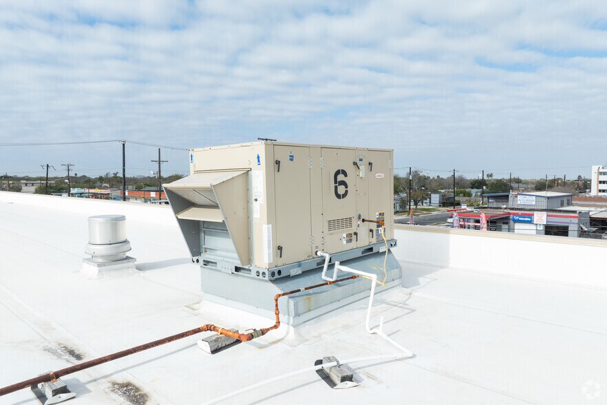 More Photos Of 1737 S Staples St, Corpus Christi Freestanding For Sale