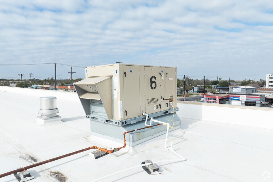 More Photos Of 1737 S Staples St, Corpus Christi Freestanding For Lease