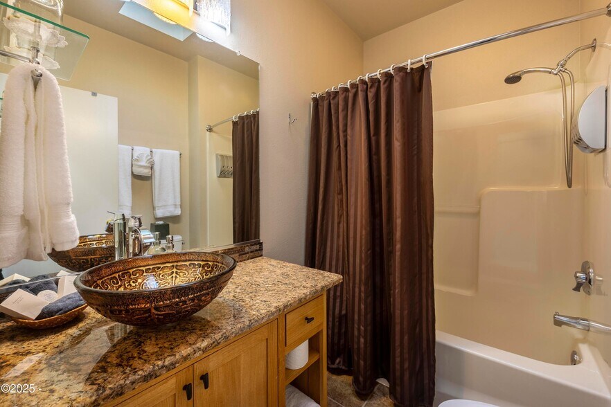 More Photos Of 4925 NW Woody Way, Newport Specialty For Sale