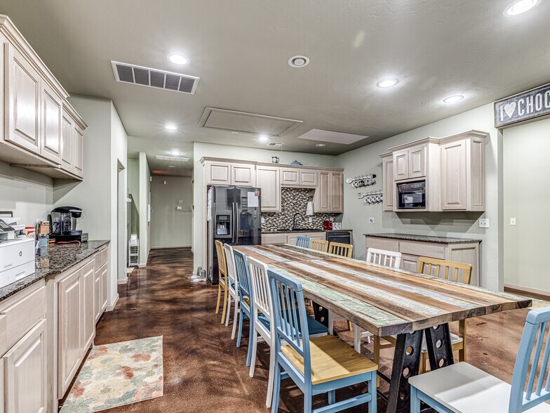 More Photos Of 1917 Commerce, Choctaw Office For Sale