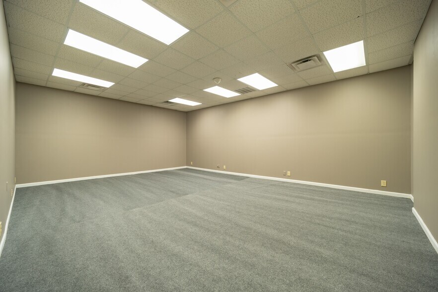 More Photos Of 555 Columbia Dr, Carrollton Office For Lease
