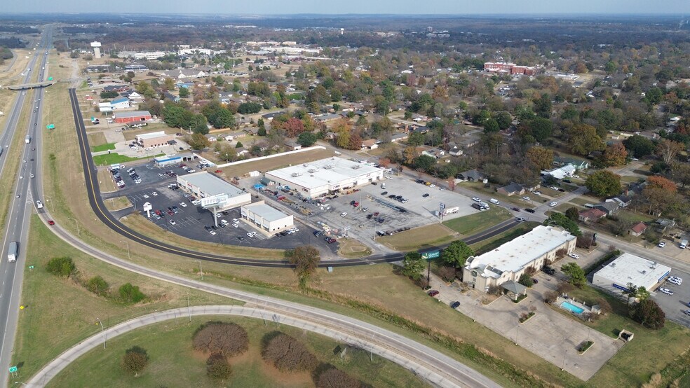 More Photos Of 2100 W Evergreen St, Durant Storefront For Lease