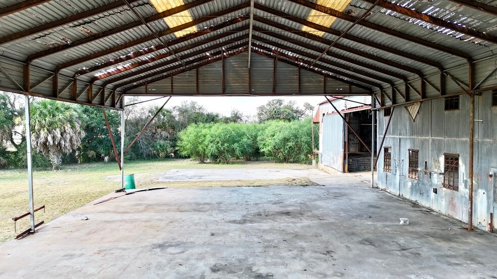 More Photos Of 305 W Houston St, Beeville Warehouse For Sale