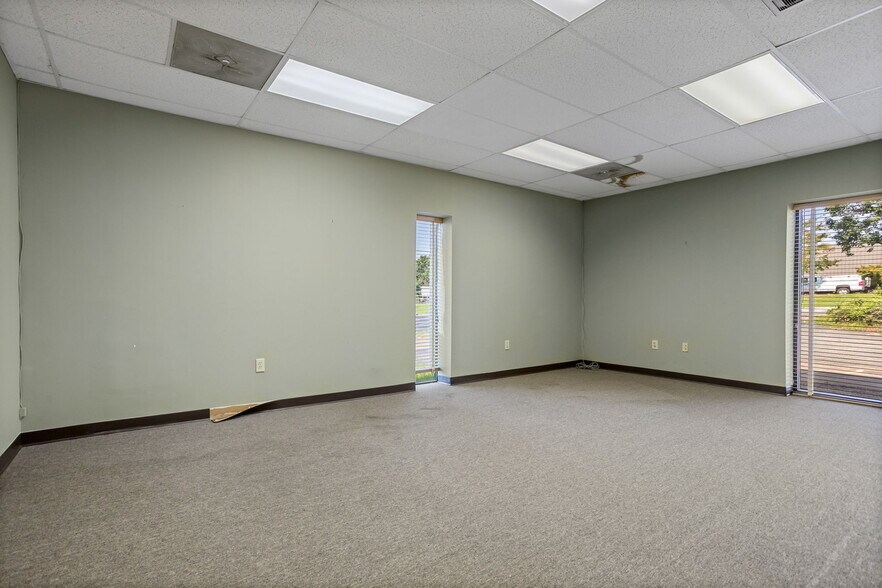 More Photos Of 9 Ellwood Ct, Greenville Warehouse For Lease