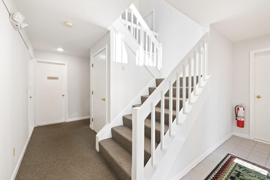 More Photos Of 29 Simpson Ln, Falmouth Office For Sale