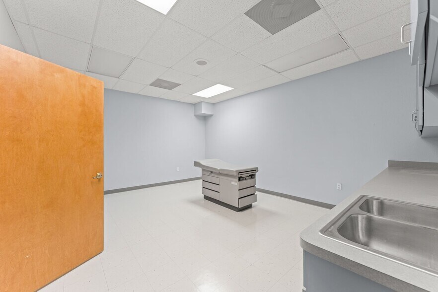 More Photos Of 2836 Enterprise Rd, DeBary Medical For Sale