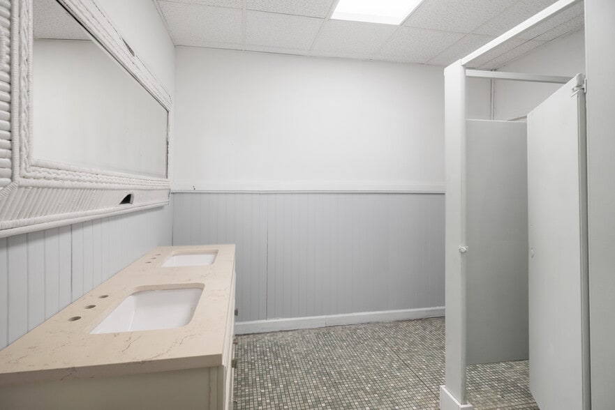 More Photos Of 10118 Eagle St, Dearborn Industrial For Sale